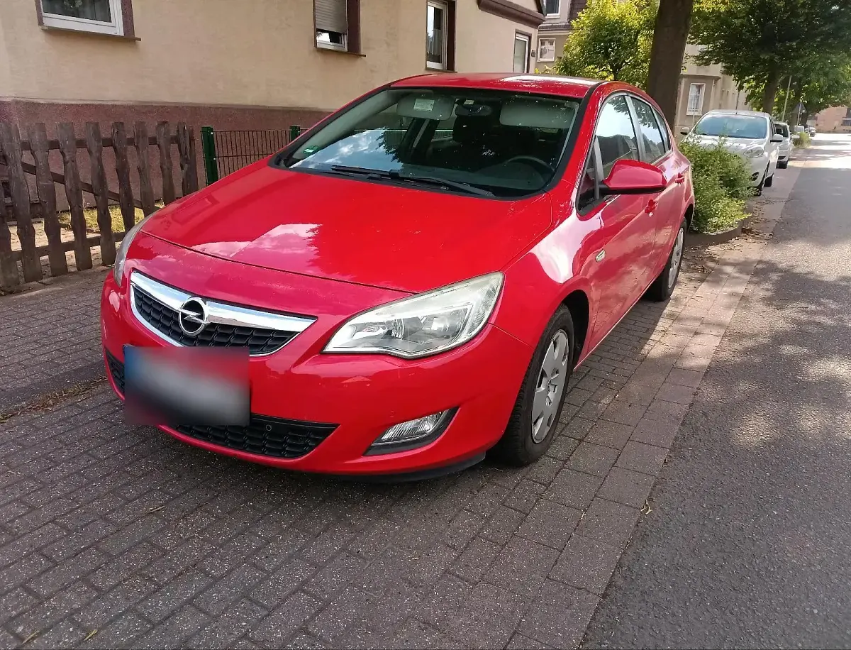 Gebraucht Opel Astra 115 PS (84 kW) 2010 Rot Limousine