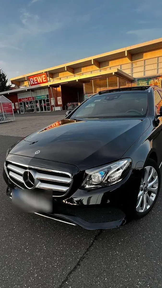 Gebraucht Mercedes E350 AMG line 258 PS (189 kW) 2018 Schwarz Limousine