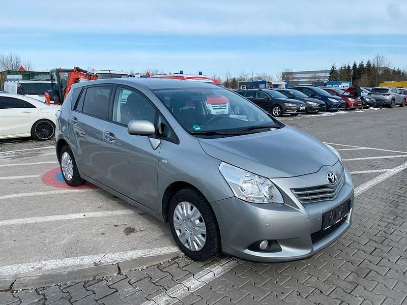 Gebraucht Toyota Verso Travel 147 PS (108 kW) 2013 Grau Van / Kleinbus