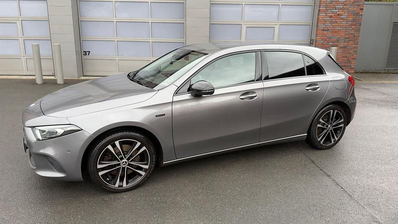 Grau Gebraucht 2020 Mercedes A250 Kleinwagen | 20.900 € (Guter Preis) - Bild 1/4