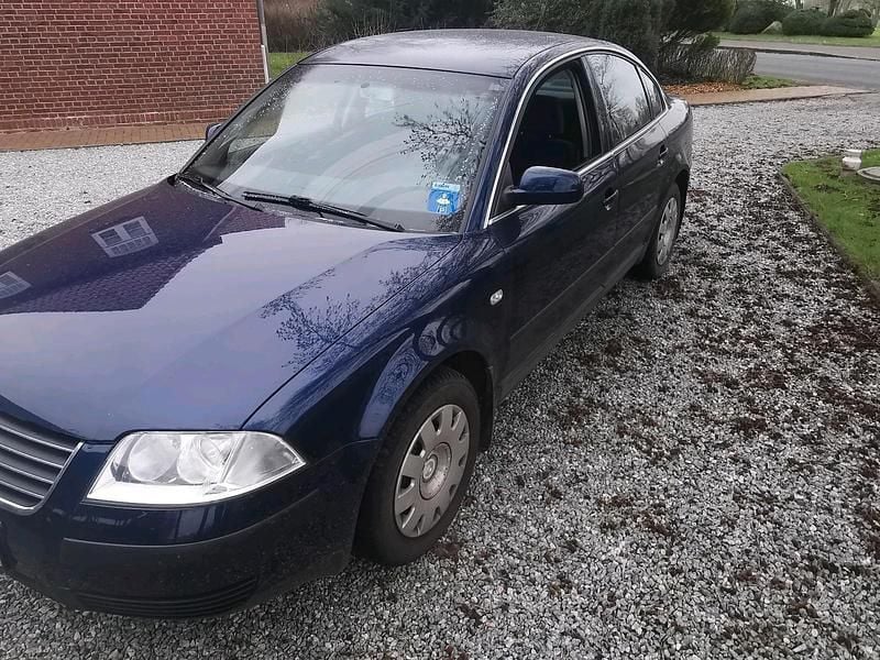 Second-hand VW Passat 131 CP (96 kW) 2001 Albastru Berlinǎ
