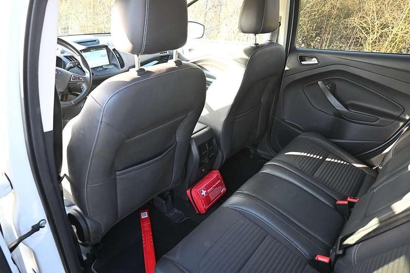 Gebraucht Ford Kuga Titanium 179 PS (131 kW) 2017 Weiß SUV