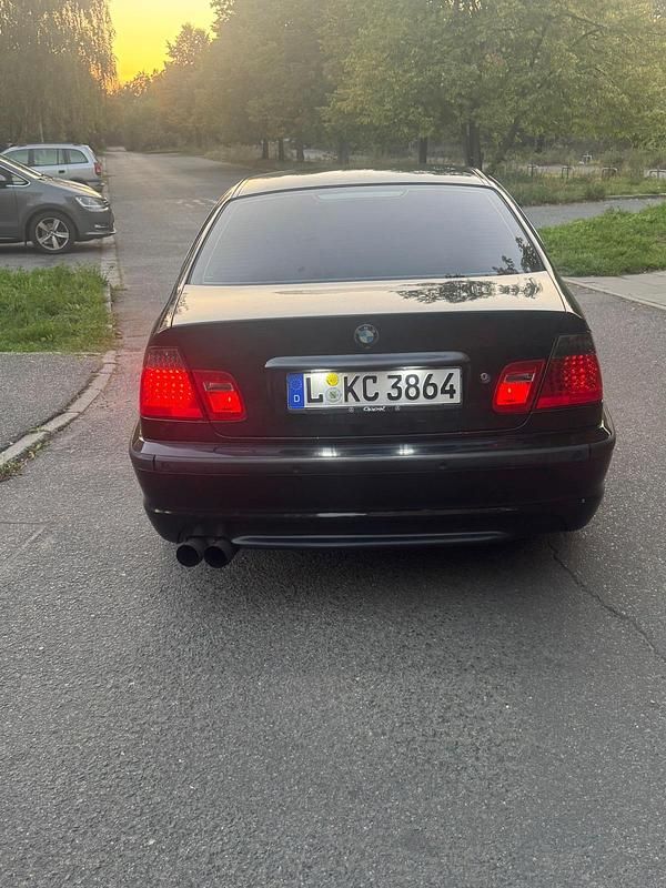 Schwarz Gebraucht 2002 BMW 325 Limousine | 4.399 € (Fairer Preis) - Bild 1/4