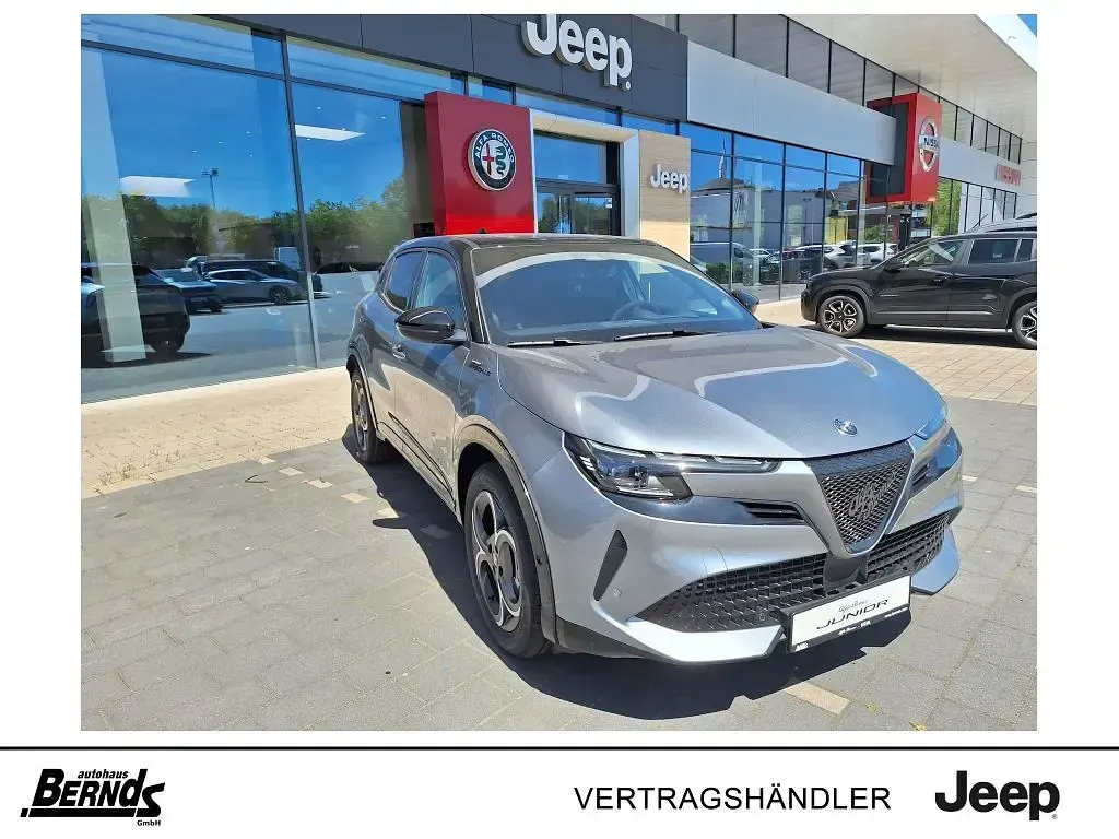 Neu Alfa Romeo Junior Edizione Speciale 114 kW (156 PS) 2026 Grigio arese mit schwarzem dac SUV
