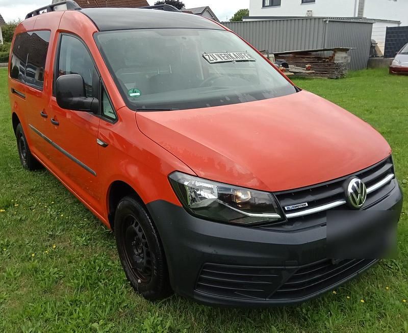 Rot Gebraucht 2017 VW Caddy Maxi Van / Kleinbus | 14.900 € - Bild 1/4
