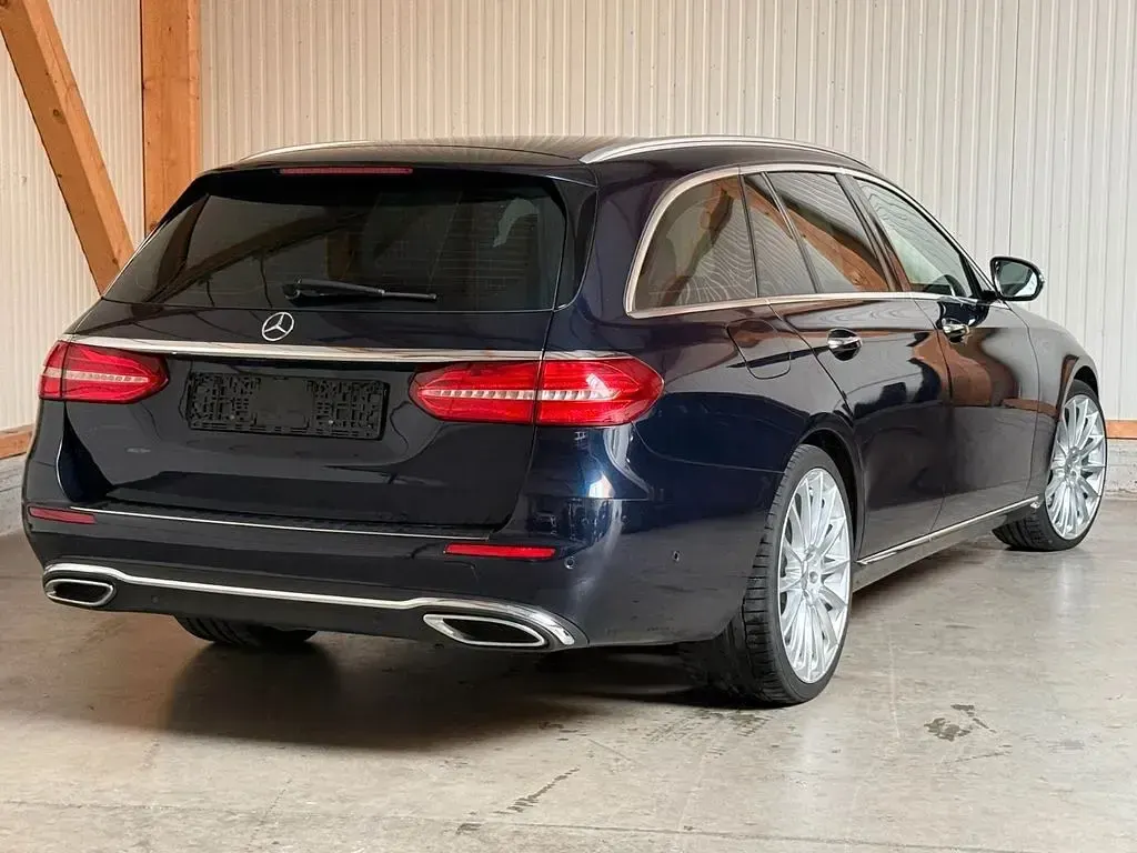 Gebraucht Mercedes E220 194 PS (142 kW) 2018 Blau Kombi