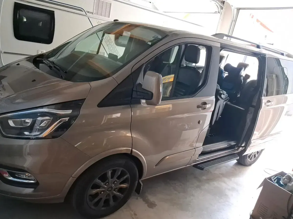 Gebraucht Ford Tourneo Titanium 170 PS (125 kW) 2018 Van / Kleinbus