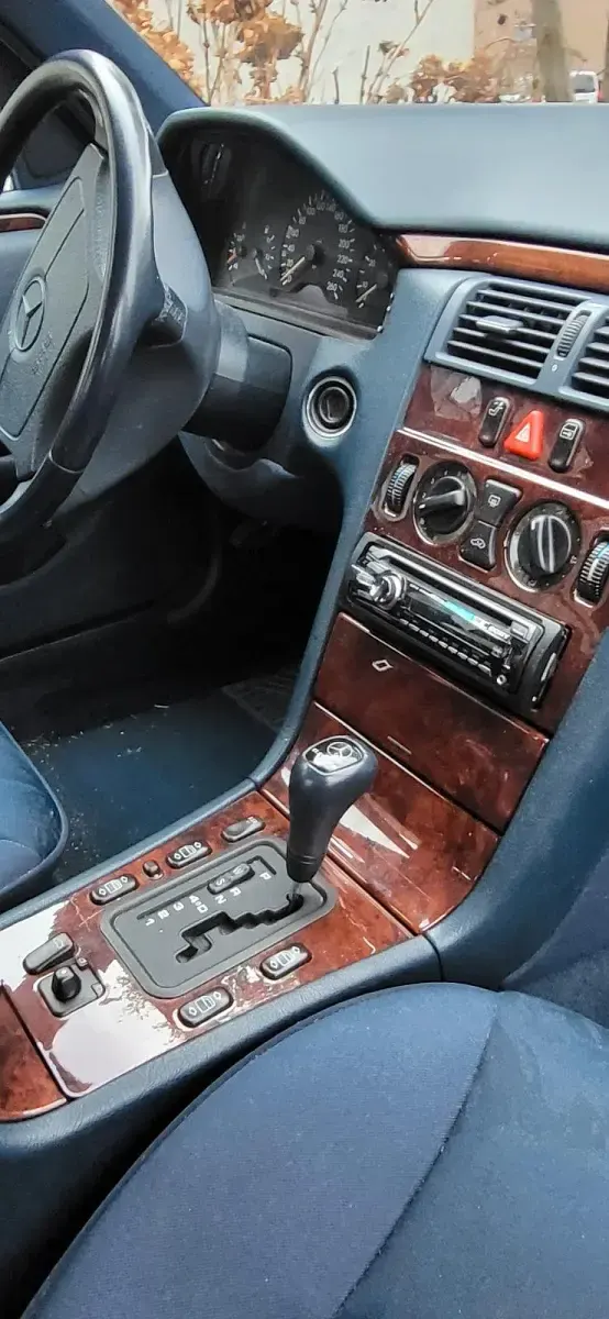 Brugt Mercedes E280 204 HK (150 kW) 1998 Sølv Sedan