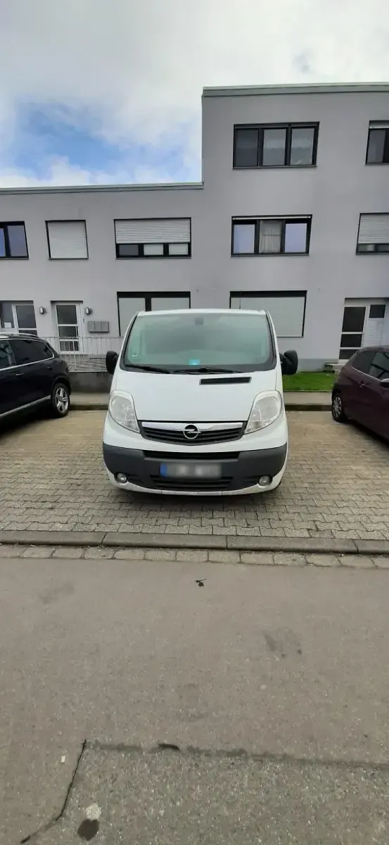 Second-hand Opel Vivaro 112 CP (82 kW) 2012 Alb Monovolum