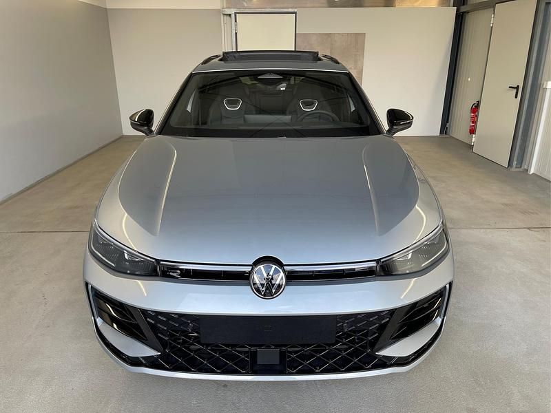 Neu VW Passat R-line 265 PS (194 kW) 2025 [f0f0] oyster silver metallic Kombi