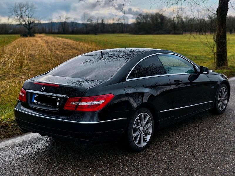 Gebraucht Mercedes E250 204 PS (150 kW) 2010 Schwarz Coupé