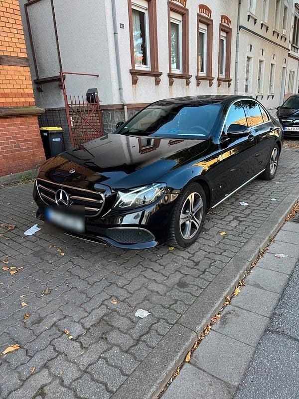 Schwarz Gebraucht 2019 Mercedes E200 Limousine | 18.800 € (Fairer Preis) - Bild 1/4