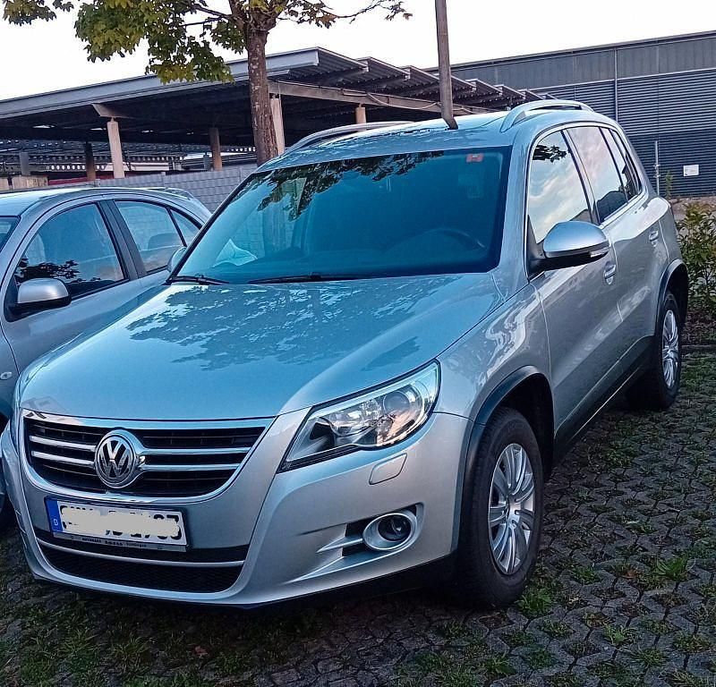 Grau Gebraucht 2011 VW Tiguan Sportline SUV | 11.890 € (Etwas zu teuer) - Bild 1/4