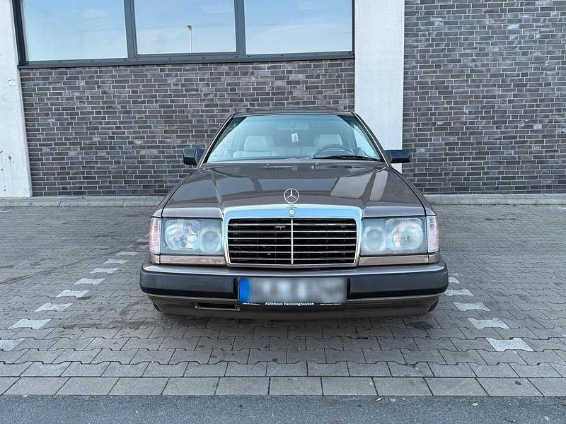 Gebraucht Mercedes E230 132 PS (97 kW) 1987 Braun Coupé