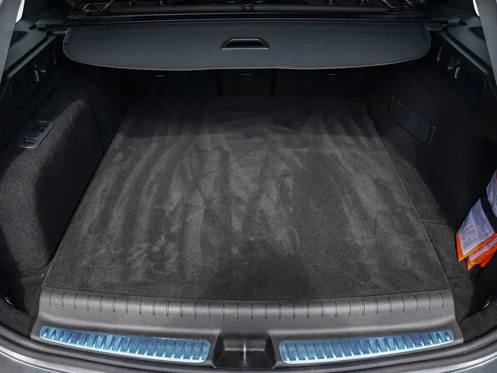 Gebraucht Mercedes C300e Avantgarde 204 PS (150 kW) 2024 Grau Limousine
