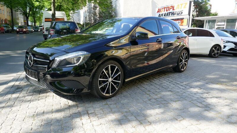 Schwarz Gebraucht 2015 Mercedes A180 Limousine | 14.950 € (Etwas zu teuer) - Bild 1/4