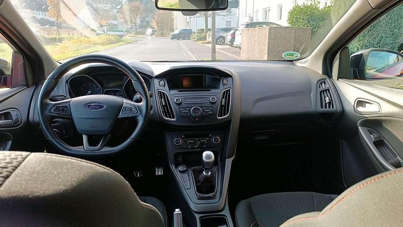 Gebraucht Ford Focus ST 125 PS (91 kW) 2017 Rot Limousine