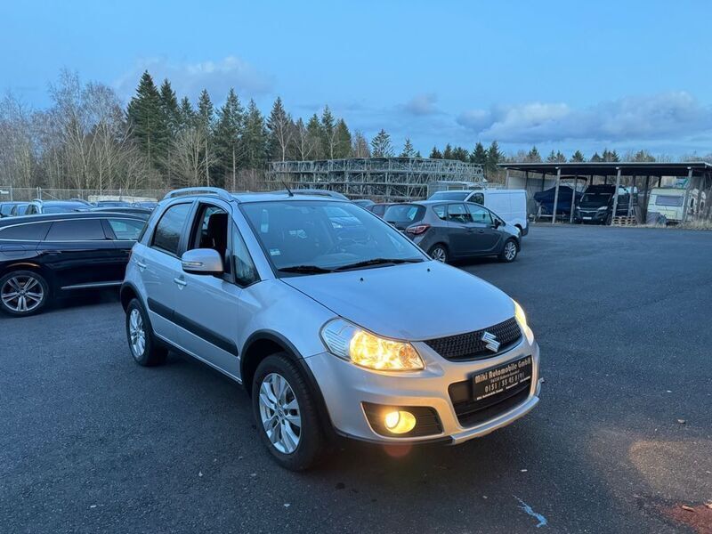 Silber Gebraucht 2015 Suzuki SX4 Club SUV | 7.999 € (Guter Preis) - Bild 1/4