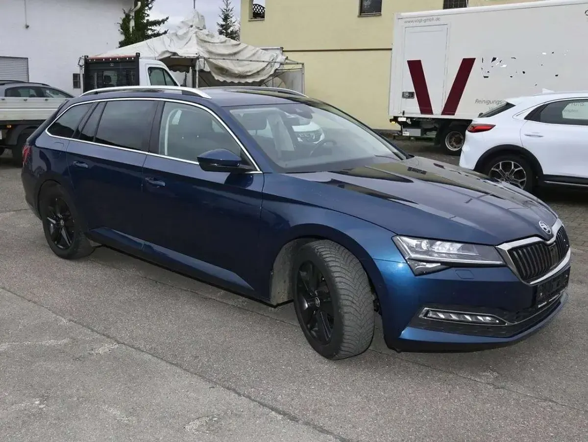 Gebraucht Skoda Superb 200 PS (147 kW) 2023 Lavablau metallic Kombi