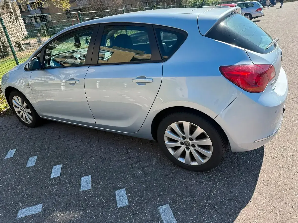 Gebraucht Opel Astra 131 PS (96 kW) 2014 Grau Limousine