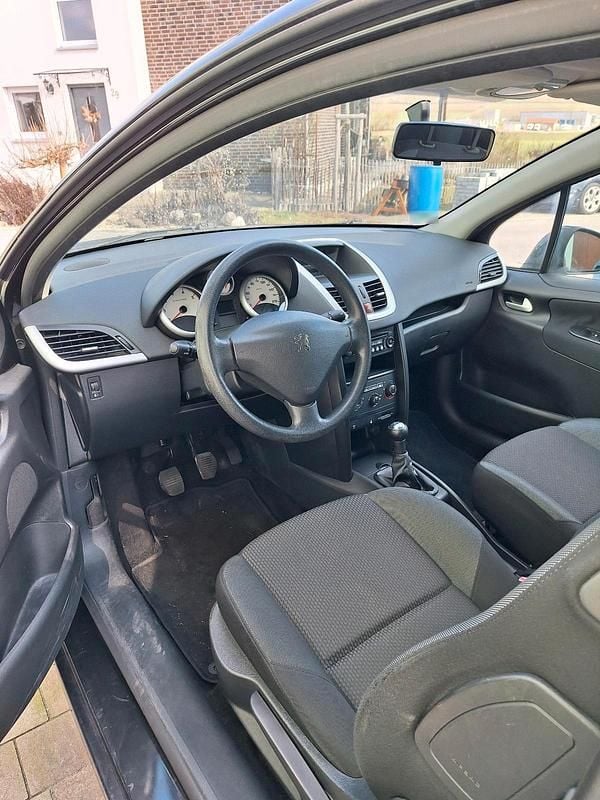 Gebraucht Peugeot 207 95 PS (69 kW) 2011 Schwarz Kleinwagen