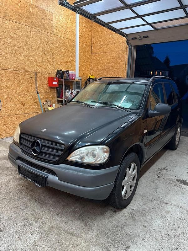 Schwarz Gebraucht 2000 Mercedes ML320 SUV | 3.000 € (Superpreis) - Bild 1/4