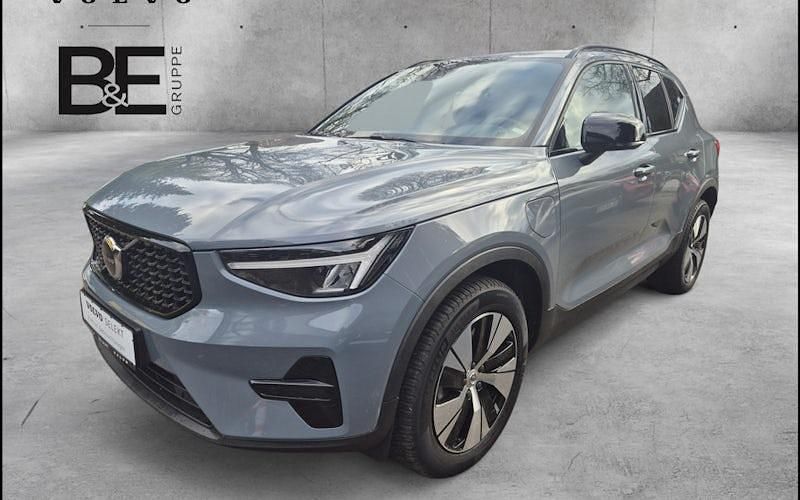Grau Gebraucht 2022 Volvo XC40 Plus SUV | 30.950 € (Fairer Preis) - Bild 1/4