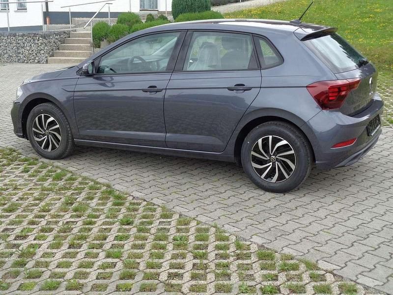 Neu VW Polo Life 95 PS (69 kW) 2025 Rauchgrau metallic Limousine