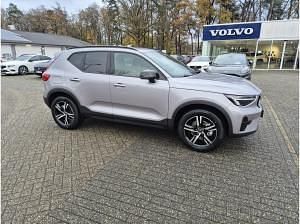 Neu Volvo XC40 Plus 163 PS (119 kW) 2025 Silber (aurora silver metallic) SUV