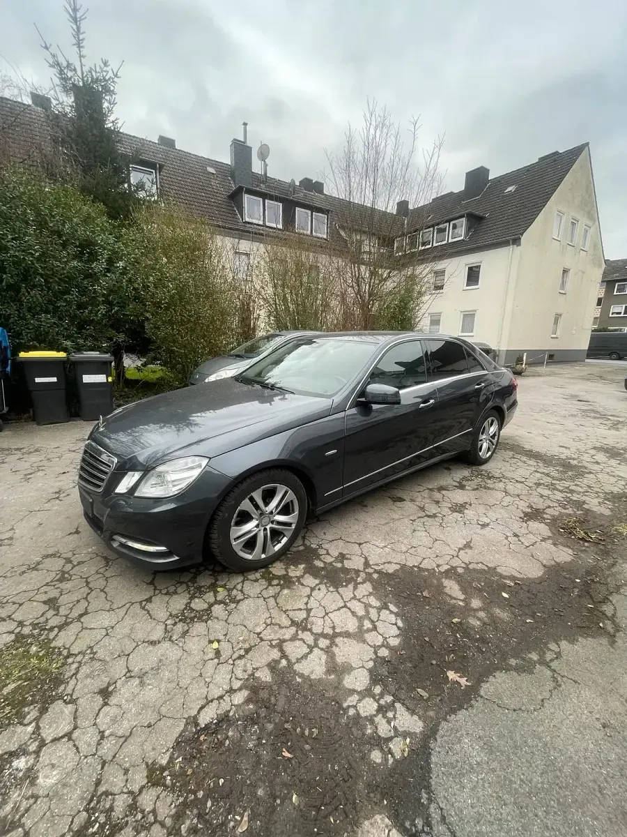 Gebraucht Mercedes E250 204 PS (150 kW) 2011 Grau Limousine