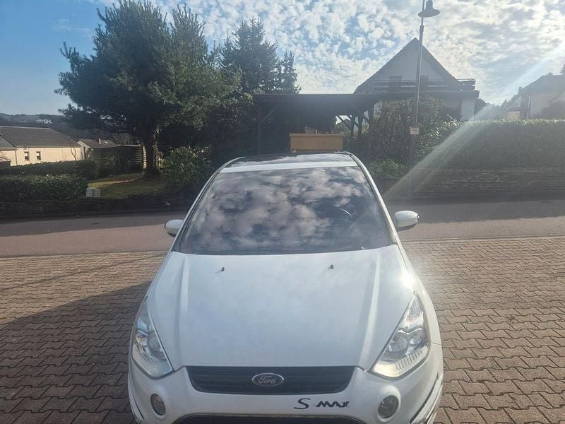 Gebraucht Ford S-MAX Titanium 140 PS (102 kW) 2013 Weiß Van / Kleinbus