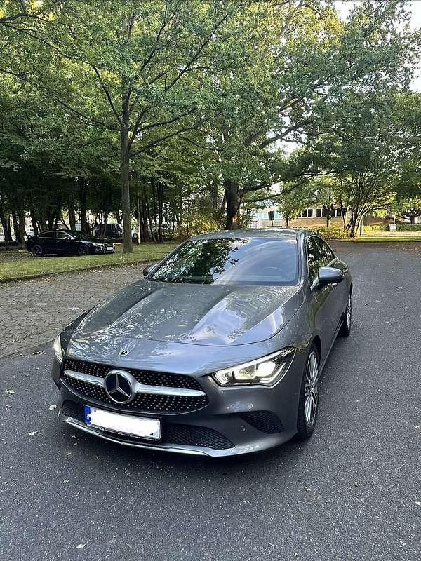 Grau Gebraucht 2020 Mercedes CLA200 Limousine | 27.000 € (Guter Preis) - Bild 1/4