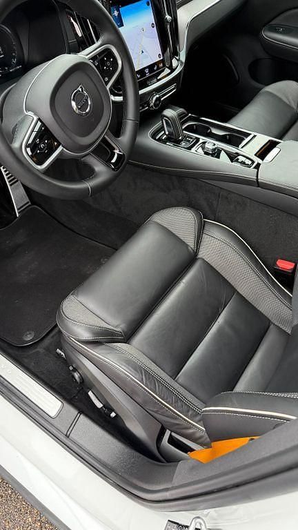 Weiß Gebraucht 2022 Volvo S60 Limousine | 36.300 € (Fairer Preis) - Bild 1/4