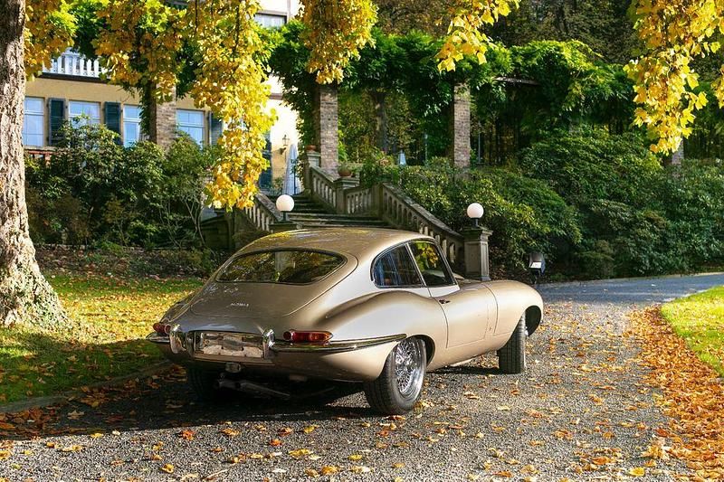 Second-hand Jaguar E-Type 265 CP (194 kW) 1963 Auriu Coupe