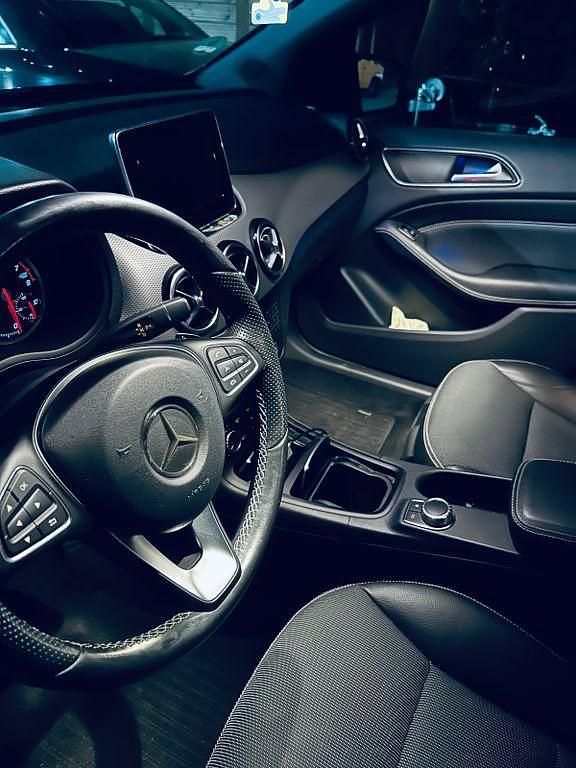 Schwarz Gebraucht 2015 Mercedes B250 Van / Kleinbus | 16.900 € (Fairer Preis) - Bild 1/4