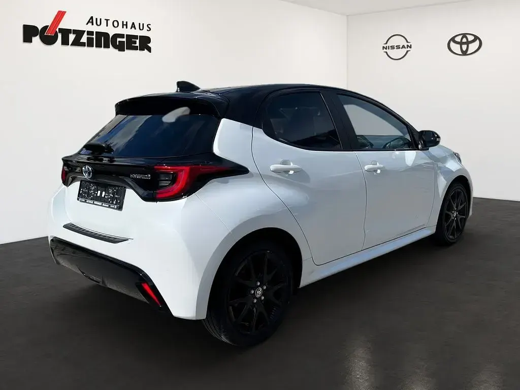 Gebraucht Toyota Yaris Style 116 PS (85 kW) 2023 White pearl / black Kleinwagen