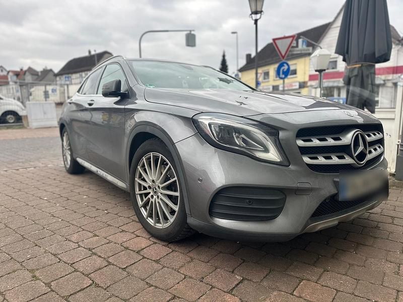 Grau Gebraucht 2018 Mercedes GLA250 SUV | 24.000 € (Fairer Preis) - Bild 1/4