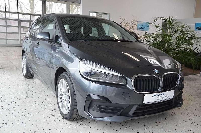 Mineralgrau metallic Gebraucht 2022 BMW 218 Active Tourer Van / Kleinbus | 18.550 € (Superpreis) - Bild 1/4