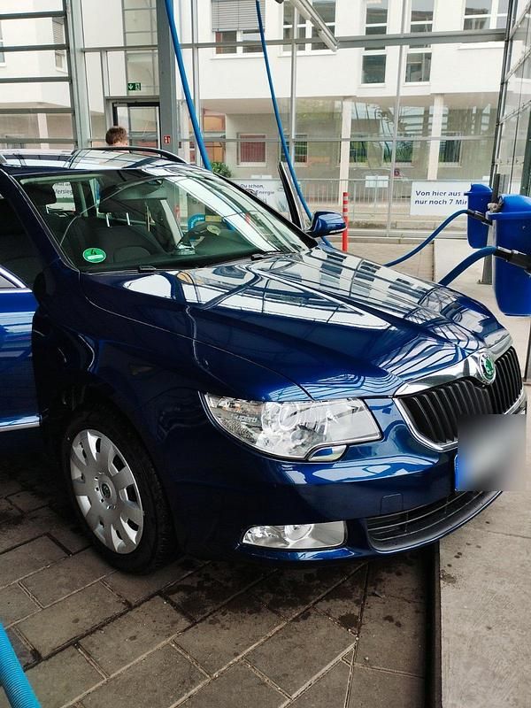 Blau Gebraucht 2010 Skoda Superb Kombi | 7.500 € (Fairer Preis) - Bild 1/4