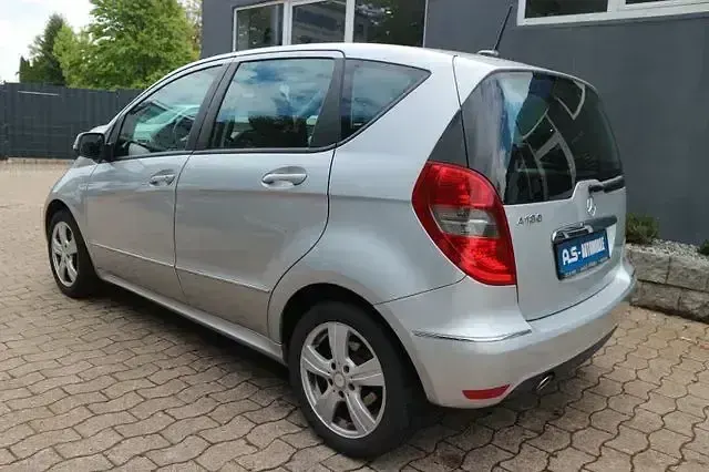 Gebraucht Mercedes A180 118 PS (86 kW) 2011 Silber Kleinwagen