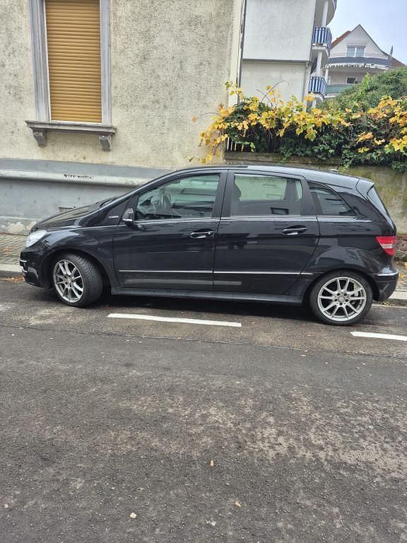 Gebraucht Mercedes B180 116 PS (85 kW) 2011 Schwarz Van / Kleinbus