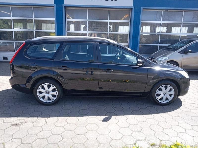 Gebraucht Ford Focus 101 PS (74 kW) 2010 Schwarz Limousine