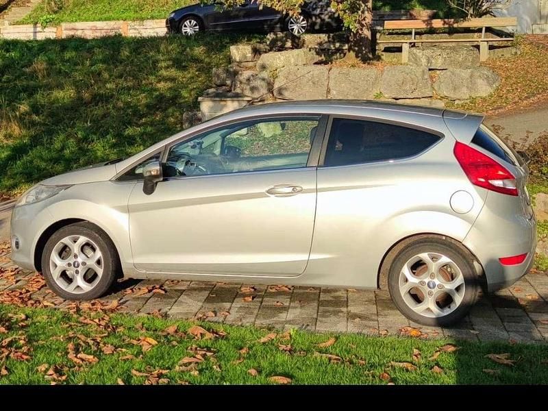Silber Gebraucht 2009 Ford Fiesta Titanium Kleinwagen | 1.550 € (Guter Preis) - Bild 1/2