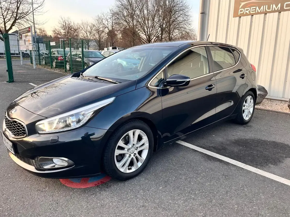 Używany Kia Ceed 135 KM (99 kW) 2015 Czarny Hatchback