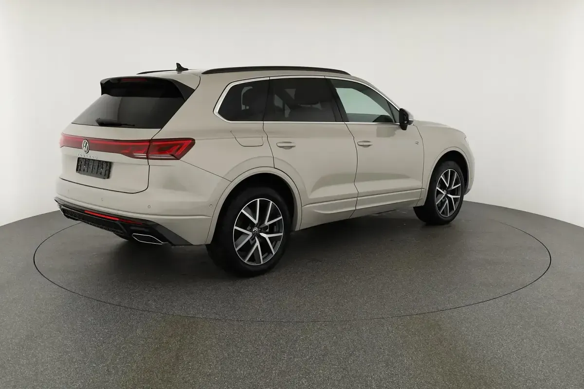 Gebraucht VW Touareg R-line 286 PS (210 kW) 2024 Sechura beige metallic SUV