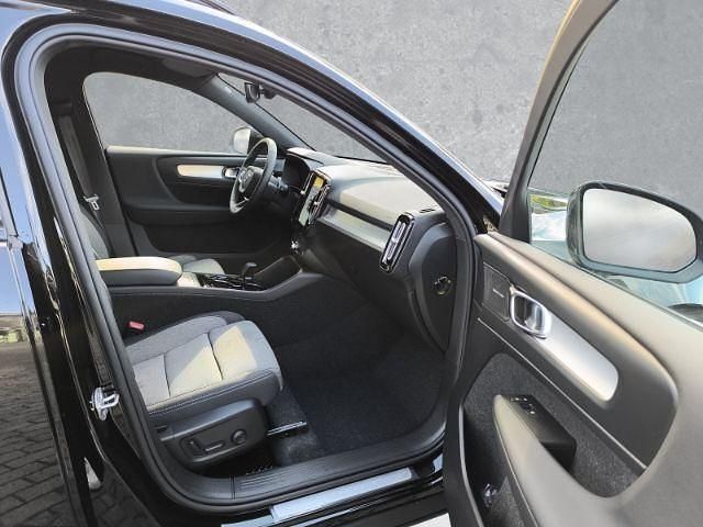 Neu Volvo XC40 Plus 163 PS (119 kW) 2025 Schwarz SUV