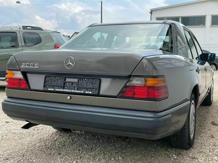 Second-hand Mercedes E200 118 CP (86 kW) 1989 Gri Berlinǎ