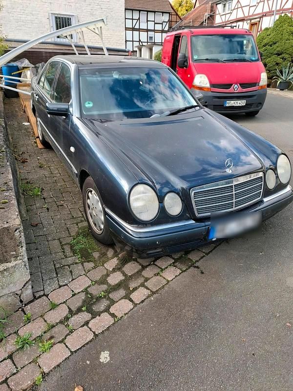 Blau Gebraucht 1998 Mercedes E220 Limousine | 2.700 € (Superpreis) - Bild 1/4
