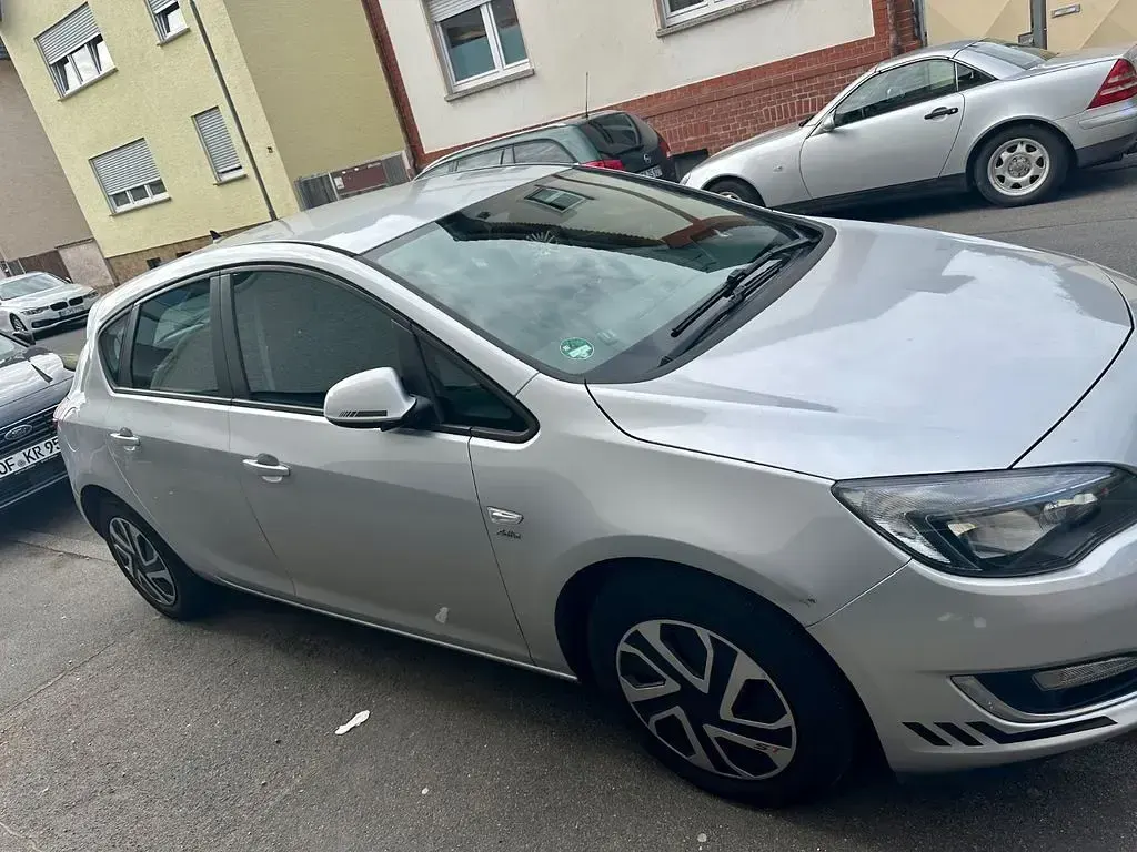 Gebraucht Opel Astra Edition 140 PS (102 kW) 2013 Silber Limousine