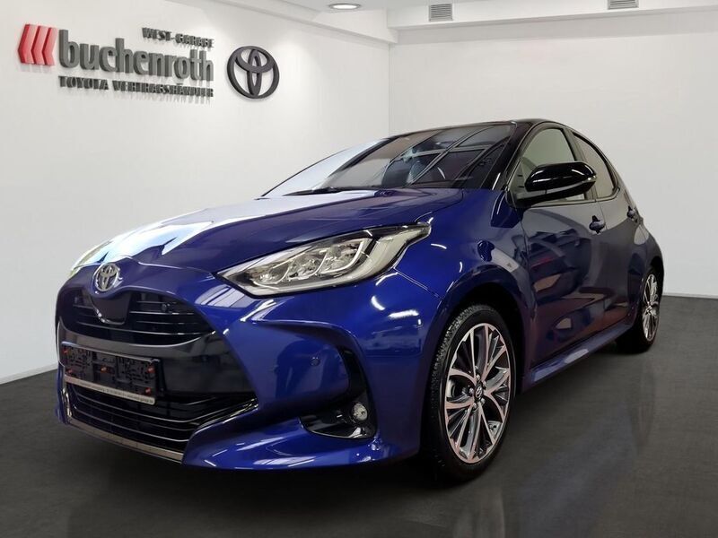 Juniper blue/ black Neu 2024 Toyota Yaris Hybrid Plus Kombi | 30.900 € - Bild 1/4